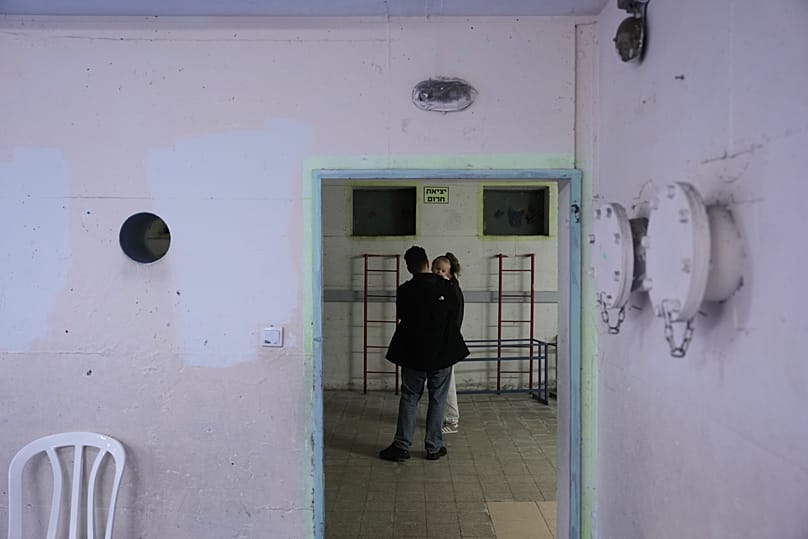 İsrail Ramat Gan'da sığınağa inen insanlar, 28 Şubat 2026