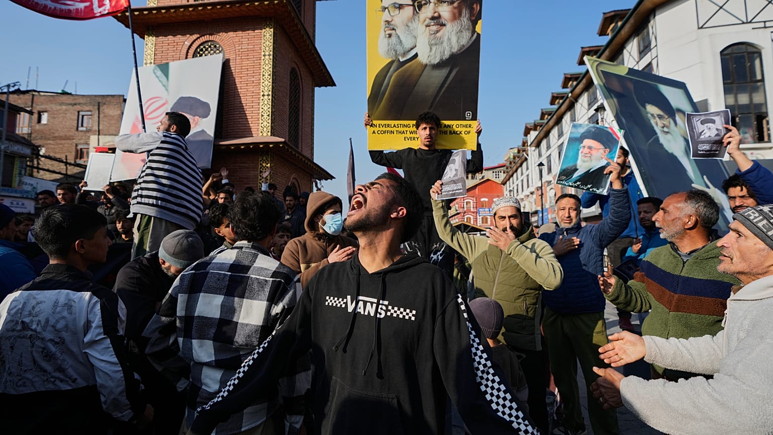 Υποστηρικτές του Αγιατολάχ Αλί Χαμενεϊ θρηνούν για τον θάνατο του ανώτατου ηγέτη τους