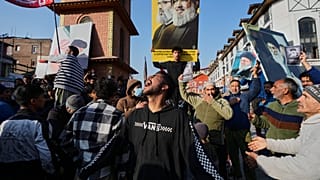 Υποστηρικτές του Αγιατολάχ Αλί Χαμενεϊ θρηνούν για τον θάνατο του ανώτατου ηγέτη τους