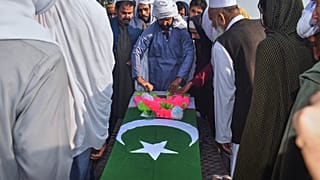 Pakistan Hayber-Pahtunhva'da insanlar, ordu mensubu bir askerin cenaze töreninde, 28 Şubat 2026