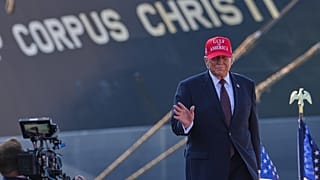 وصل الرئيس دونالد ترمب لإلقاء كلمة في ميناء كوربوس كريستي بمدينة كوربوس كريستي، تكساس، يوم الجمعة 27 فبراير 2026. (تصوير: أسوشيتد برس / مات رورك)