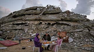 Gazze Şeridi'nde bir enkazın yanında Ramazan ayı orucunu açan aile, 24 Şubat 2026