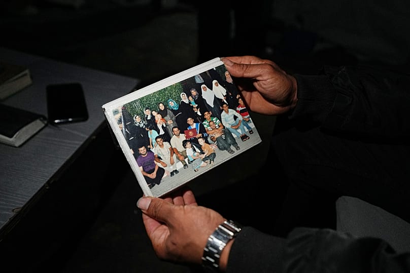 Gazze Şeridi'nden Saddam al-Yazji, ailesinin yer aldığı bir fotoğrafı gösteriyor, 24 Şubat 2026