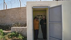 Zwei Frauen suchen in einem Schutzraum Zuflucht, nachdem Sirenen nach israelischen Angriffen auf Iran heulen. Haifa im Norden Israels, Samstag, 28. Februar 2026.
