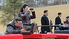 Kuzey Kore lideri Kim Jong Un ve kızı bir atış poligonunda görülüyor.
