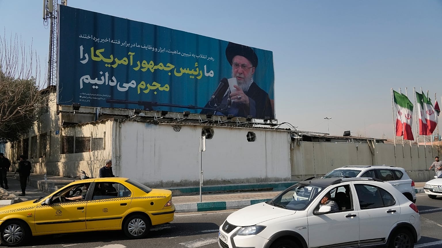 لوحة إعلانية تحمل صورة المرشد الأعلى الإيراني آية الله علي خامنئي مع اقتباس منه يقول:" نحن نعترف بالرئيس الأمريكي كمجرم " ، في طهران ، إيران ، الثلاثاء ، فبراير. 17, 2026.