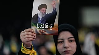 يدّعم أحد مؤيدي حزب الله صورة للمرشد الأعلى الإيراني آية الله علي خامنئي مكتوب عليها بالعربية: "يا قائد".