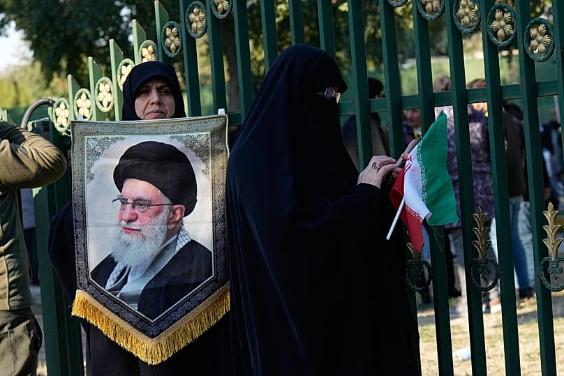 Una mujer iraquí sostiene un retrato del líder supremo de Irán, el ayatolá Alí Jamenei, frente a la embajada iraní durante una concentración para mostrar solidaridad con Irán y oponerse a las amenazas estadounidenses de un ataque militar.