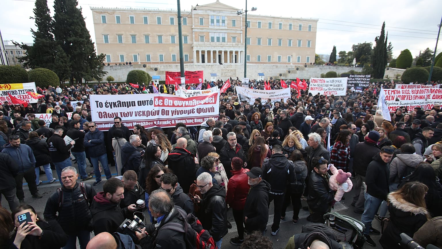 Κόσμος συμμετέχει σε συγκέντρωση διαμαρτυρίας στο Σύνταγμα, για την 3η επέτειο του σιδηροδρομικού δυστυχήματος των Τεμπών που κόστισε τη ζωή σε 57 ανθρώπους