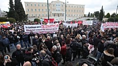 Κόσμος συμμετέχει σε συγκέντρωση διαμαρτυρίας στο Σύνταγμα, για την 3η επέτειο του σιδηροδρομικού δυστυχήματος των Τεμπών που κόστισε τη ζωή σε 57 ανθρώπους