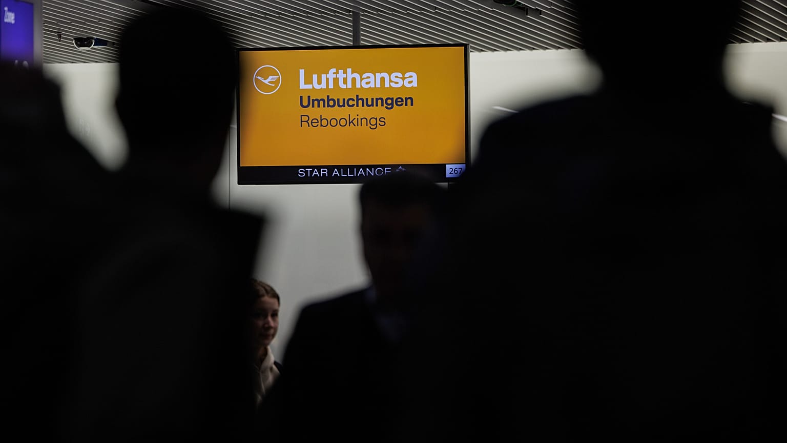 Bir terminaldeki ekranda Lufthansa Group'un logosu görülüyor.