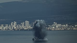 انفجرت قذيفة قادمة فوق المياه بينما أصدرت إسرائيل إنذارًا وطنيًا في أعقاب ضرباتها على إيران، في خليج حيفا، شمال إسرائيل، السبت 28 فبراير 2026.
