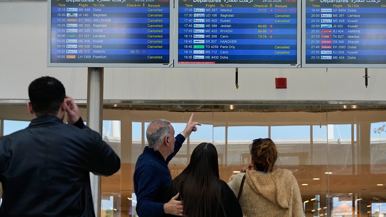 مسافرون يواجهون إلغاء رحلات في مطار بيروت الدولي بسبب الصراع الأمريكي-الإسرائيلي-الإيراني، 28 فبراير 2026.
