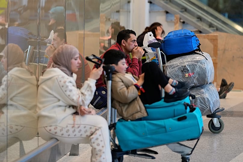Les passagers dont les vols ont été annulés attendent au terminal des départs de l'aéroport international Rafik Hariri à Beyrouth, Liban, samedi 28 février 2026.