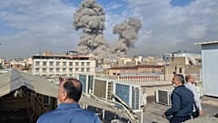 يشاهد الناس تصاعد الدخان في الأفق بعد انفجار في طهران، إيران، يوم السبت 28 فبراير 2026.