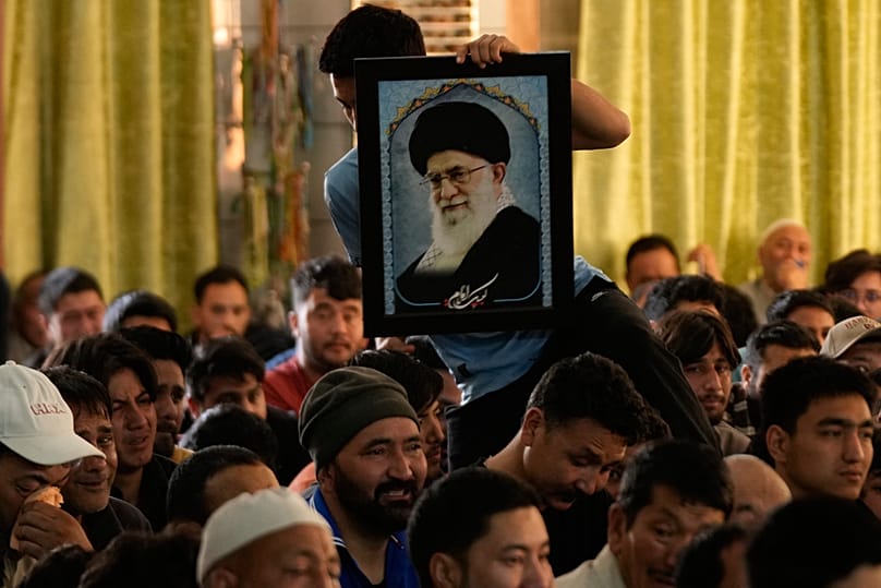 Muçulmanos xiitas na Índia choram a morte do líder supremo iraniano, Ayatollah Ali Khamenei