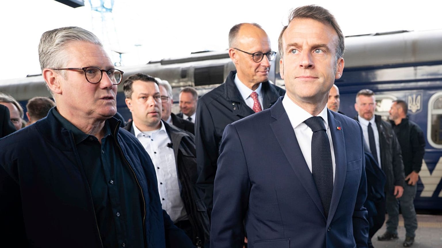 کی‌یر استارمر، نخست‌وزیر بریتانیا، امانوئل ماکرون، رئیس‌جمهوری فرانسه و فریدریش مرتس، صدراعظم آلمان