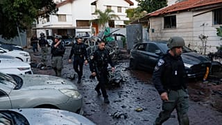 رجال الشرطة الإسرائيلية يراقبون هجومًا صاروخيًا من إيران في روش هاعين، إسرائيل، السبت 28 فبراير 2026.