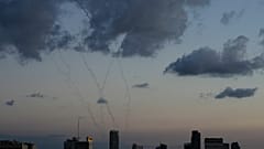 Über Tel Aviv in Israel zeigen sich am Samstag, 28. Februar 2026, Spuren eines Luftabwehreinsatzes.