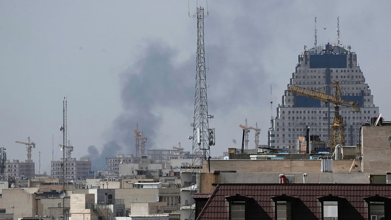 Füst Teherán felett légicsapások után 2026.február 28-án