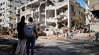 Iráni rakéta csapódott be az izraeli Tel Avivban 2026. február 28-án.