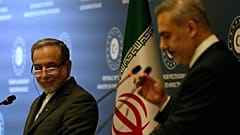 وزير الخارجية الإيراني عباس عراقجي (يسار) ينظر إلى نظيره التركي هاكان فيدان خلال مؤتمر صحفي مشترك في إسطنبول، تركيا، يوم الجمعة 30 يناير/كانون الثاني 2026. (صورة من وكالة أسوش