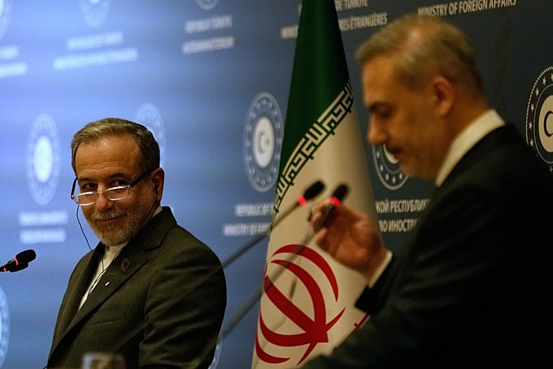 İran Dışişleri Bakanı Abbas Arakçi 30 Ocak'ta İstanbul'da düzenlenen bir etkinlikte Türk Dışişleri Bakanı Hakan Fidan (sağda) bir araya gelmişti.