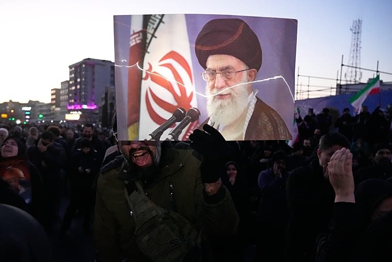 Ali Hameneit gyászolók Teheránban