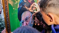 Schiitische Muslime trauern über die Tötung des iranischen Obersten Führers Ayatollah Ali Khamenei im von Indien kontrollierten Kaschmir, Sonntag, 1. März 2026.