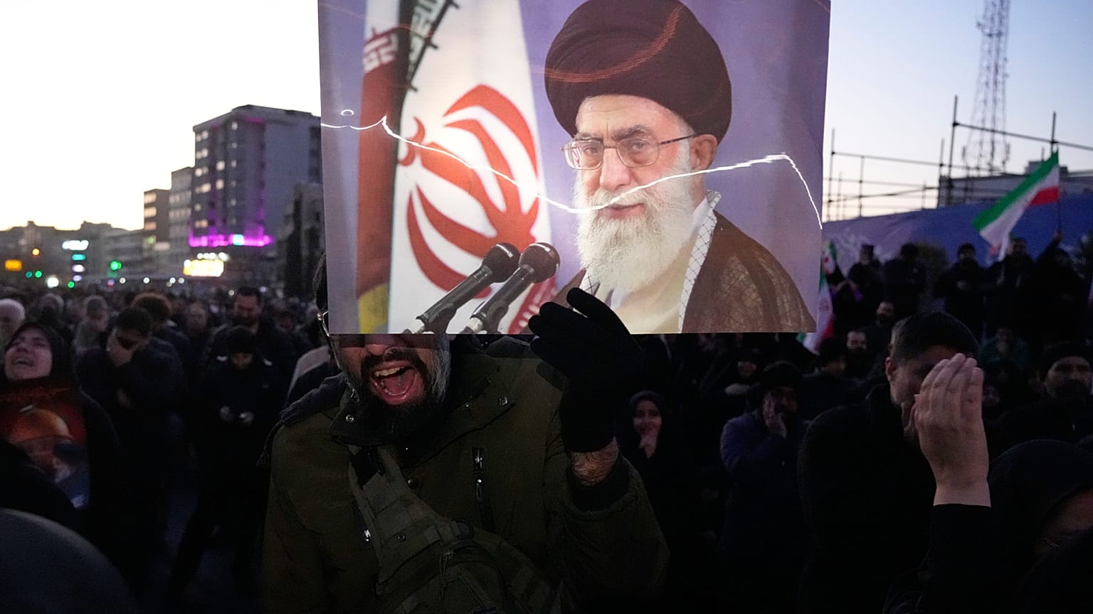 ينعى أنصار الحكومة خلال تجمع، عقب إعلان التلفزيون الرسمي وفاة المرشد الأعلى الإيراني علي خامنئي،