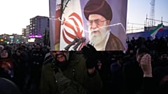 ينعى أنصار الحكومة خلال تجمع، عقب إعلان التلفزيون الرسمي وفاة المرشد الأعلى الإيراني علي خامنئي،
