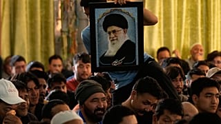 Musulmanes chiíes lloran la muerte del Líder Supremo de Irán, Ali Jamenei, durante una oración especial en Jammu, India, el domingo 1 de marzo de 2026. (AP Photo/Chani Anand)