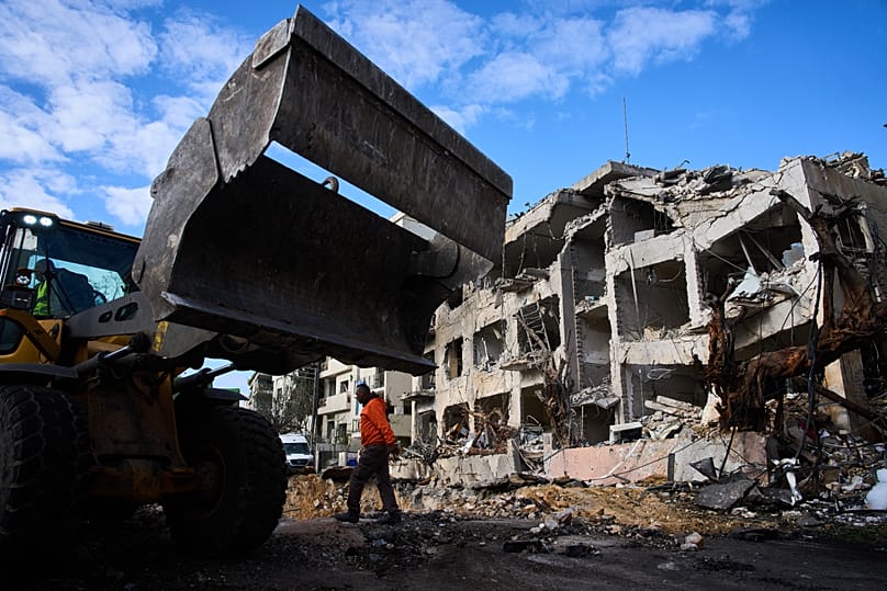 Διασώστες και στρατιωτικό προσωπικό ερευνούν τον τόπο ενός χτυπήματος μια μέρα μετά την επίθεση ιρανικού πυραύλου στο Τελ Αβίβ του Ισραήλ, Κυριακή 1 Μαρτίου 2026.