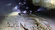 Sualtı arkeoloğu Octavio del Rio, Actun’daki sular altında kalmış mağara sisteminde keşfedilen tarih öncesi bir insan iskeletinin kalıntılarını fotoğraflıyor.