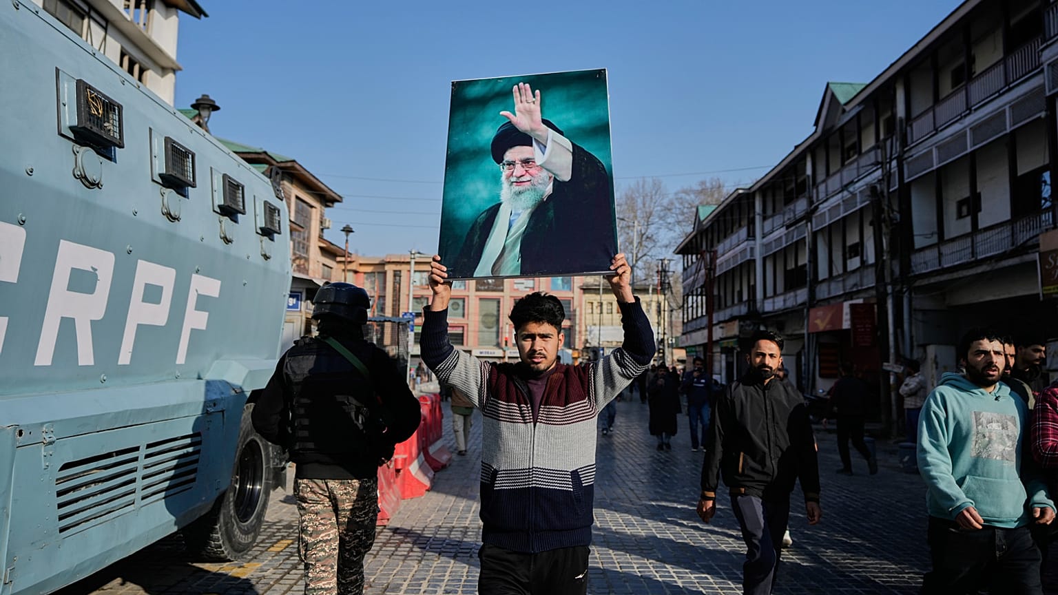 يمسك مسلم شيعي بصورة للمرشد الأعلى الإيراني علي خامنئي خلال احتجاج ضد الولايات المتحدة وإسرائيل