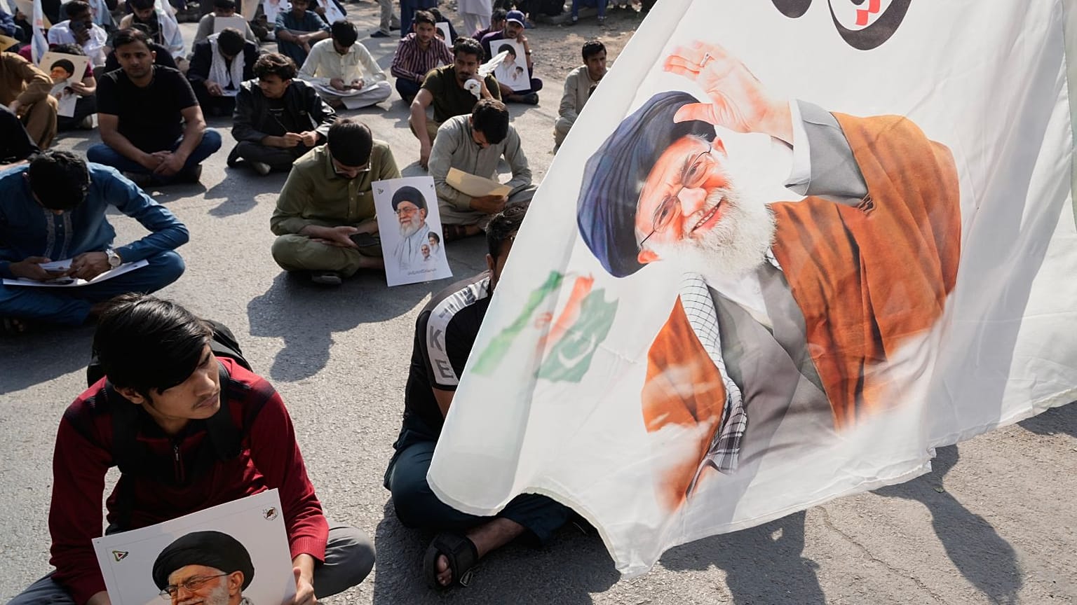 تجمع گروهی از شیعیان پاکستانی در لاهور پس از انتشار خبر کشته شدن علی خامنه‌ای