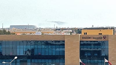 Fumée sur l'horizon lointain de Doha