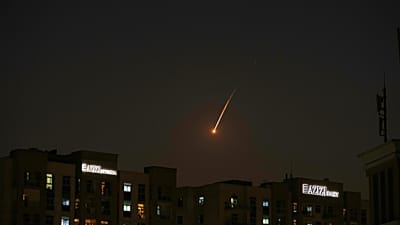 La fusée d'un projectile est visible au-dessus de la ligne d'horizon de Dubaï, aux Émirats arabes unis, le samedi 28 février.