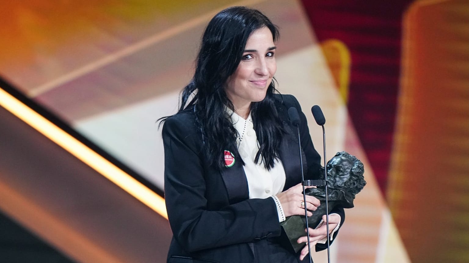 La directora de 'Los domingos' tras recibir el premio Goya 2026 a la mejor película