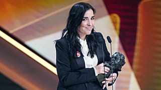 La directora de 'Los domingos' tras recibir el premio Goya 2026 a la mejor película