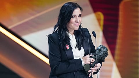 La directora de 'Los domingos' tras recibir el premio Goya 2026 a la mejor película
