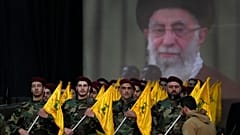 مقاتلو حزب الله وخلفهم صورة للمرشد الإيراني علي خامنئي في يوم القدس، في الضاحية الجنوبية لبيروت، 14 أبريل/نيسان 2023.