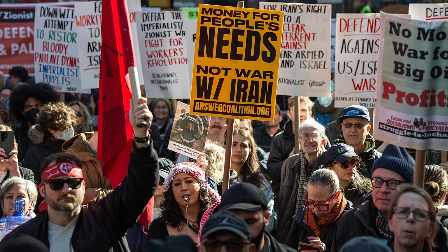 Az Irán elleni amerikai-izraeli légicsapások miatt tüntetők New Yorkban, 2026. február 28-án