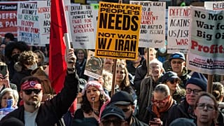 Manifestantes protestan contra los ataques aéreos estadounidenses-israelíes contra Irán en Nueva York, 28 de febrero de 2026