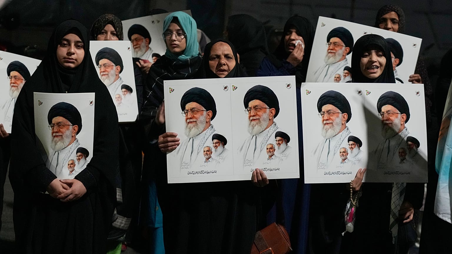 شيّع مسلمون شيعة لافتات وهتفوا بشعارات خلال مظاهرة للاحتجاج على الولايات المتحدة وإسرائيل وإظهار التضامن مع إيران في لاهور بباكستان