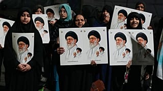 شيّع مسلمون شيعة لافتات وهتفوا بشعارات خلال مظاهرة للاحتجاج على الولايات المتحدة وإسرائيل وإظهار التضامن مع إيران في لاهور بباكستان