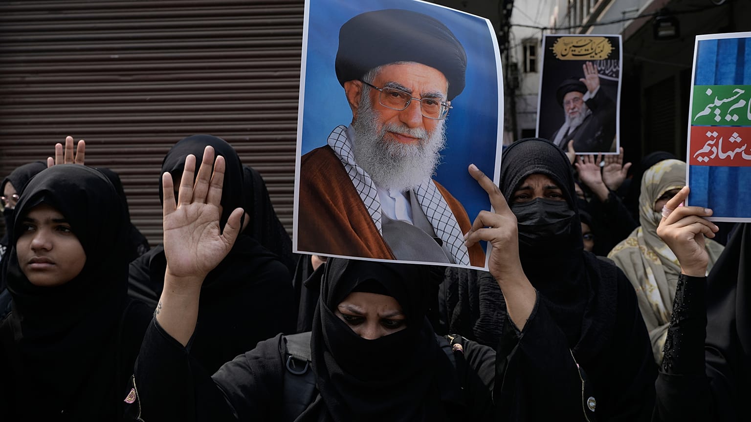 مسلمون يحملون صور المرشد الأعلى الإيراني آية الله علي خامنئي خلال احتجاج ضد الولايات المتحدة وإسرائيل في حيدر أباد، الهند، يوم الأحد 1 مارس 2026.