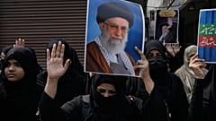 مسلمون يحملون صور المرشد الأعلى الإيراني آية الله علي خامنئي خلال احتجاج ضد الولايات المتحدة وإسرائيل في حيدر أباد، الهند، يوم الأحد 1 مارس 2026.