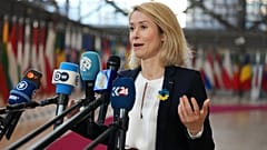 Die Leiterin der Außenpolitik der Europäischen Union, Kaja Kallas, spricht mit den Medien, als sie zu einem Treffen der EU-Außenminister im Gebäude des Europäischen Rates in Brüssel eintrifft, Montag