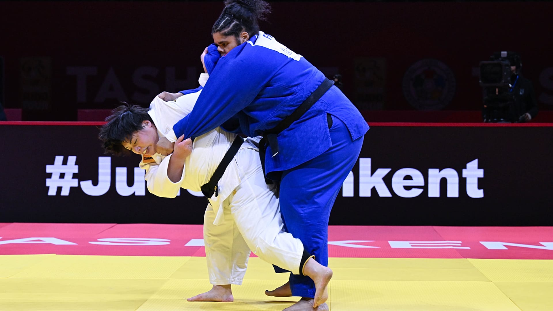 Chez les +78 kg, Akira SONE a repoussé le défi de Lea FONTAINE par un yuko.
